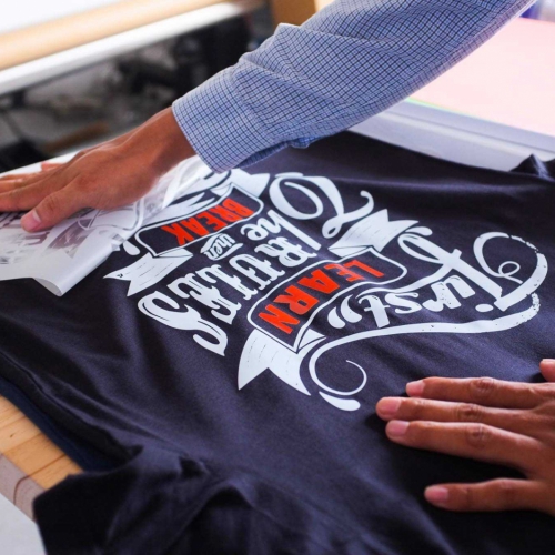 IN ÉP DECAL NHIỆT LÊN ÁO THUN VẢI MÀU TỐI 100% COTTON, CÔNG NGHỆ MỚI HIỆN ĐẠI, BỀN ĐẸP KHÔNG BONG TRÓC, IN ÁO LẤY LIỀN UY TÍN CHẤT LƯỢNG GIÁ RẺ TPHCM